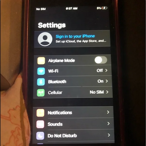 iPhone SE space grey 16gb unlocked, with morphie charging case, screen protector